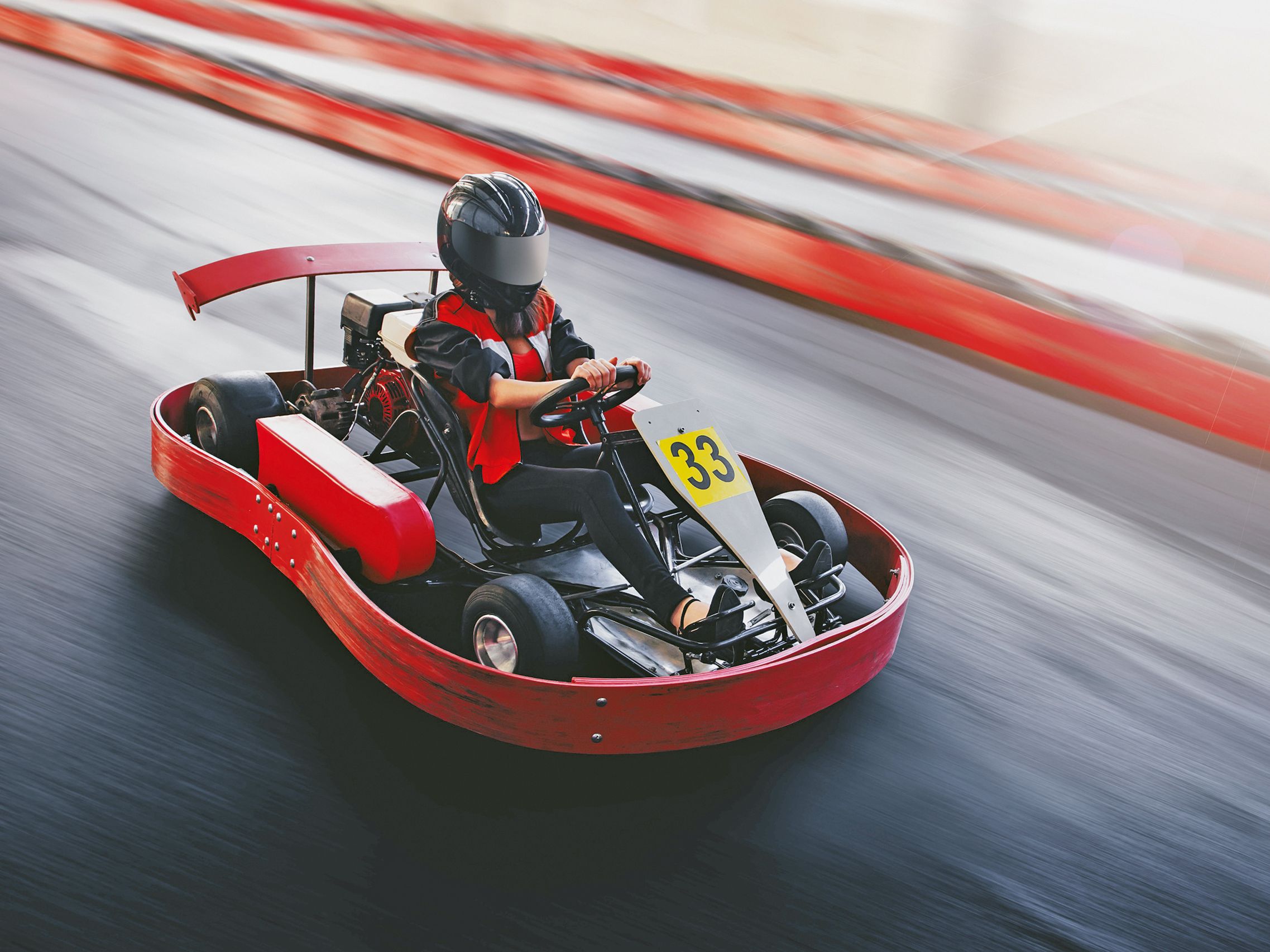 Eine Person auf der Rennstrecke beim Kartfahren