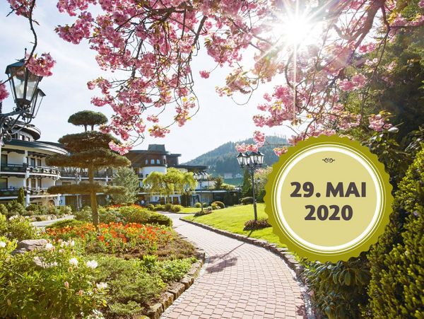 Außenaufnahme vom Hotelgarten des Luxushotels im Schwarzwald mit einem Banner mit dem Datum 29.Mai 2020