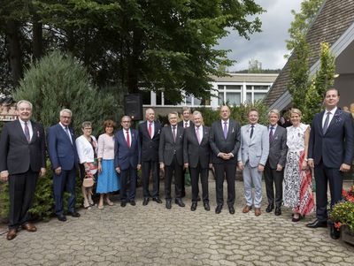 Familie Bareiss und die geladenen französischen Gäste beim traditionellen Franzosentag im Mitteltal 