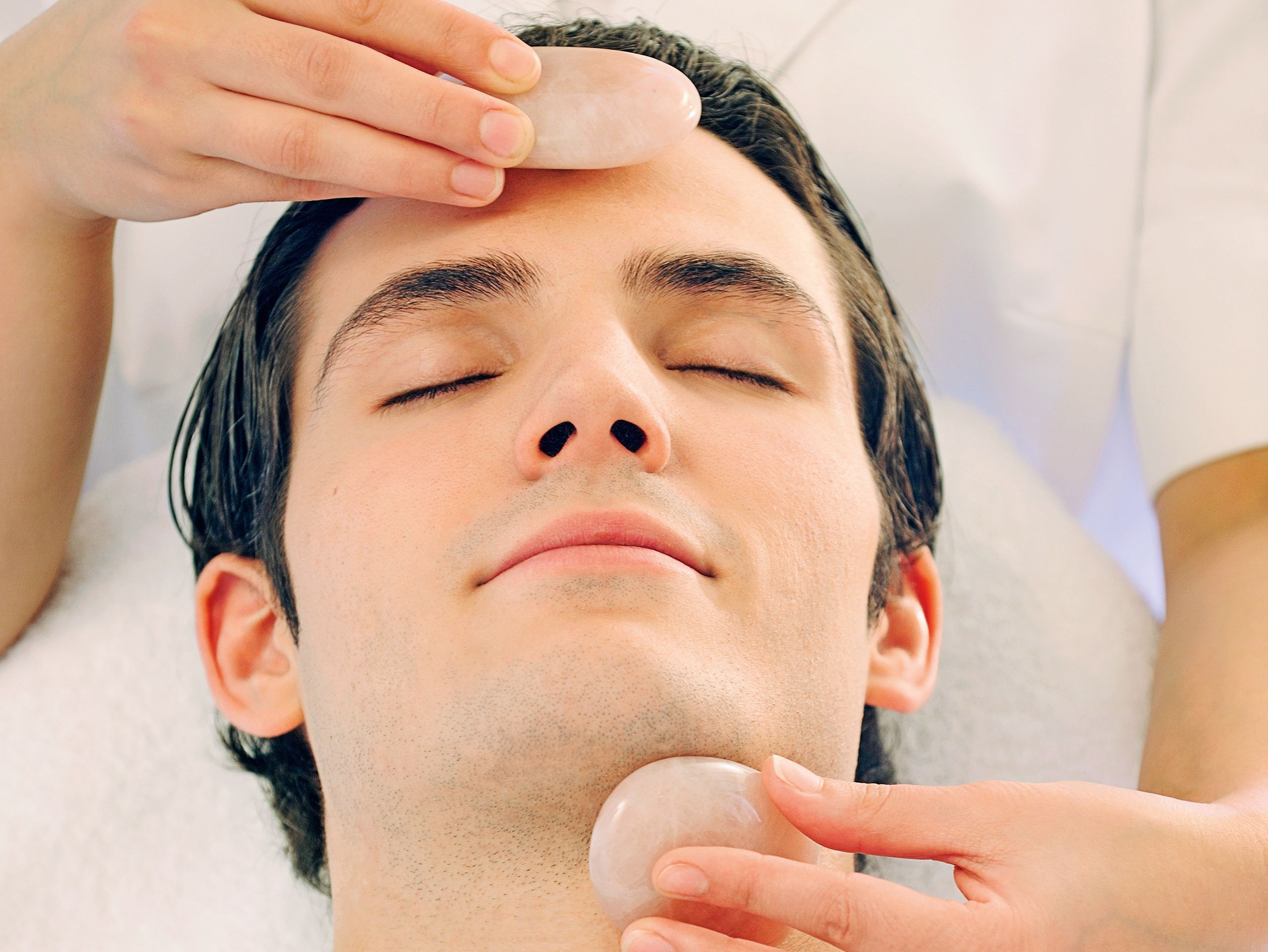 Nahaufnahme eines Männergesichts während einer Gesichtsmassage