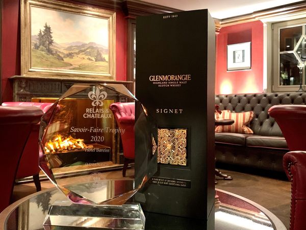 Nahaufnahme der Savoir Faire Trophy und einem Glenmorangie Whiskey