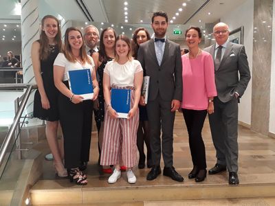 Gruppenfoto der Auszubildenden des 3. Lehrjahres bei ihrer Lossprechungsfeier