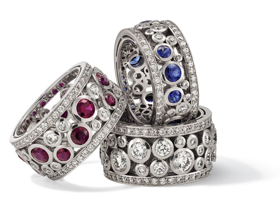 Detailaufnahme von drei silbernen Ringen mit farbigen Steinen