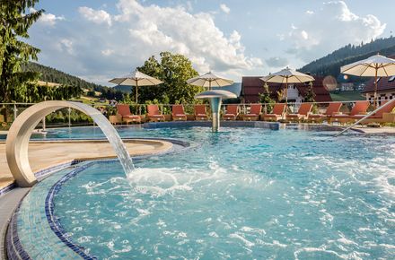 [Translate to français:] Aufnahme des Meerwasser-Außenbeckens im Luxushotel Schwarzwald