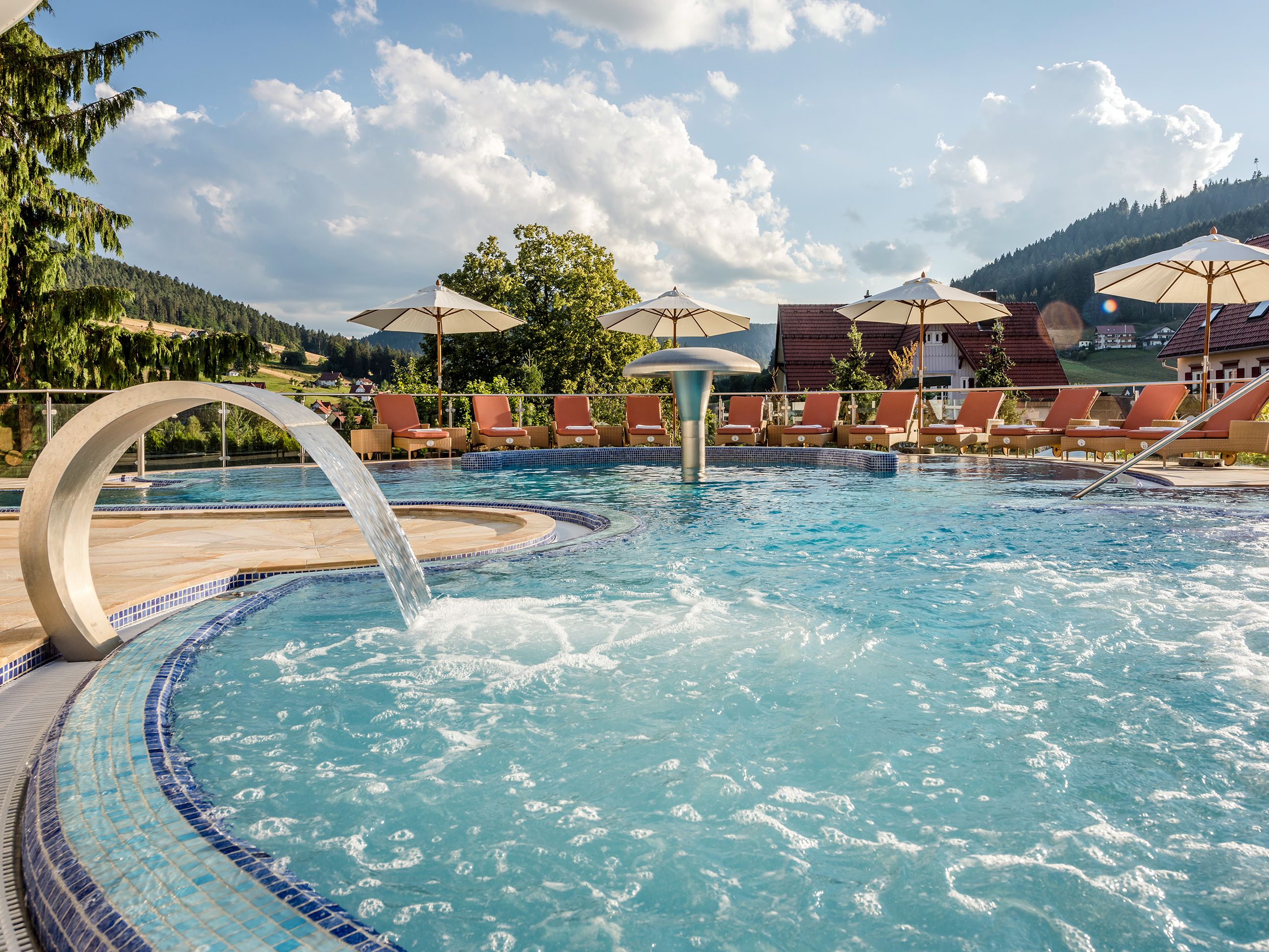 [Translate to français:] Aufnahme des Meerwasser-Außenbeckens im Luxushotel Schwarzwald