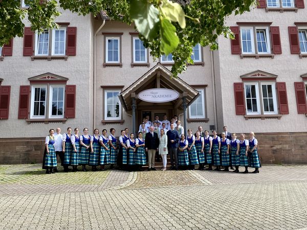 Familie Bareiss in der Mitte der neuen Auszubildenden der Sommer Akademie 2021