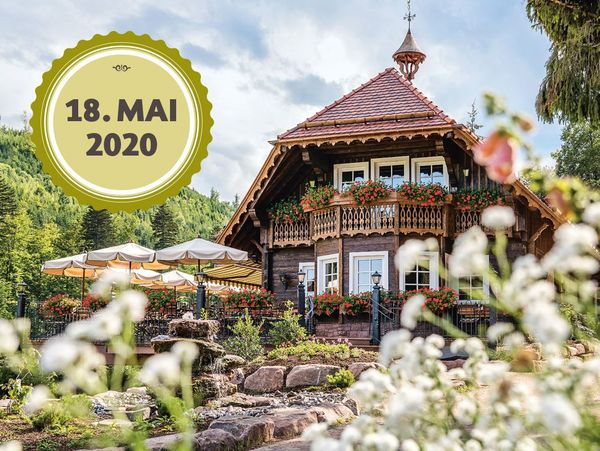 Außenaufnahme des Forellenhof Buhlbach im Schwarzwald mit einem Banner der Aufschrift 18. Mai 2020