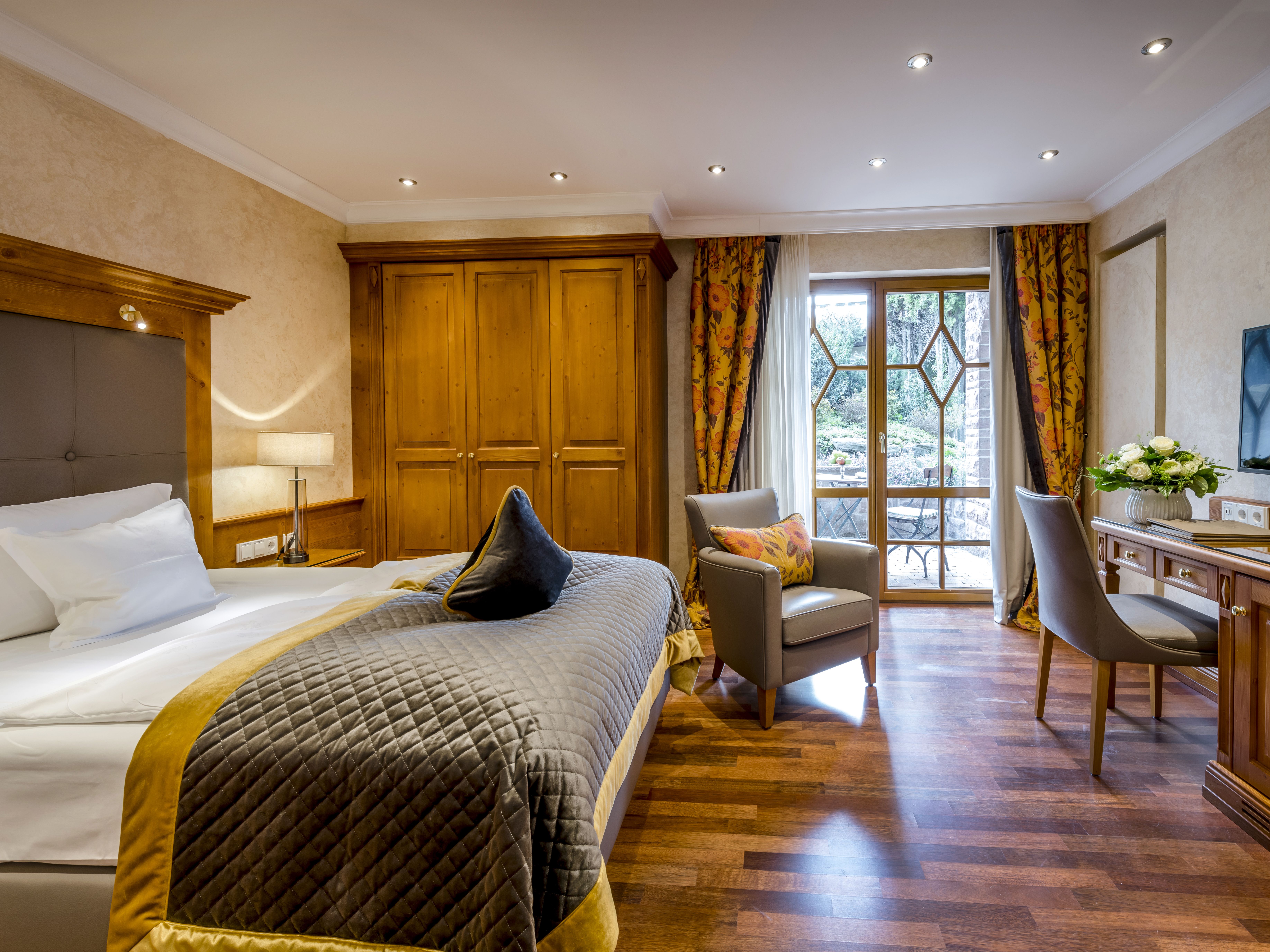 [Translate to français:] Einblick in einen Wohnbereich eines Zimmers im Luxushotel Schwarzwald