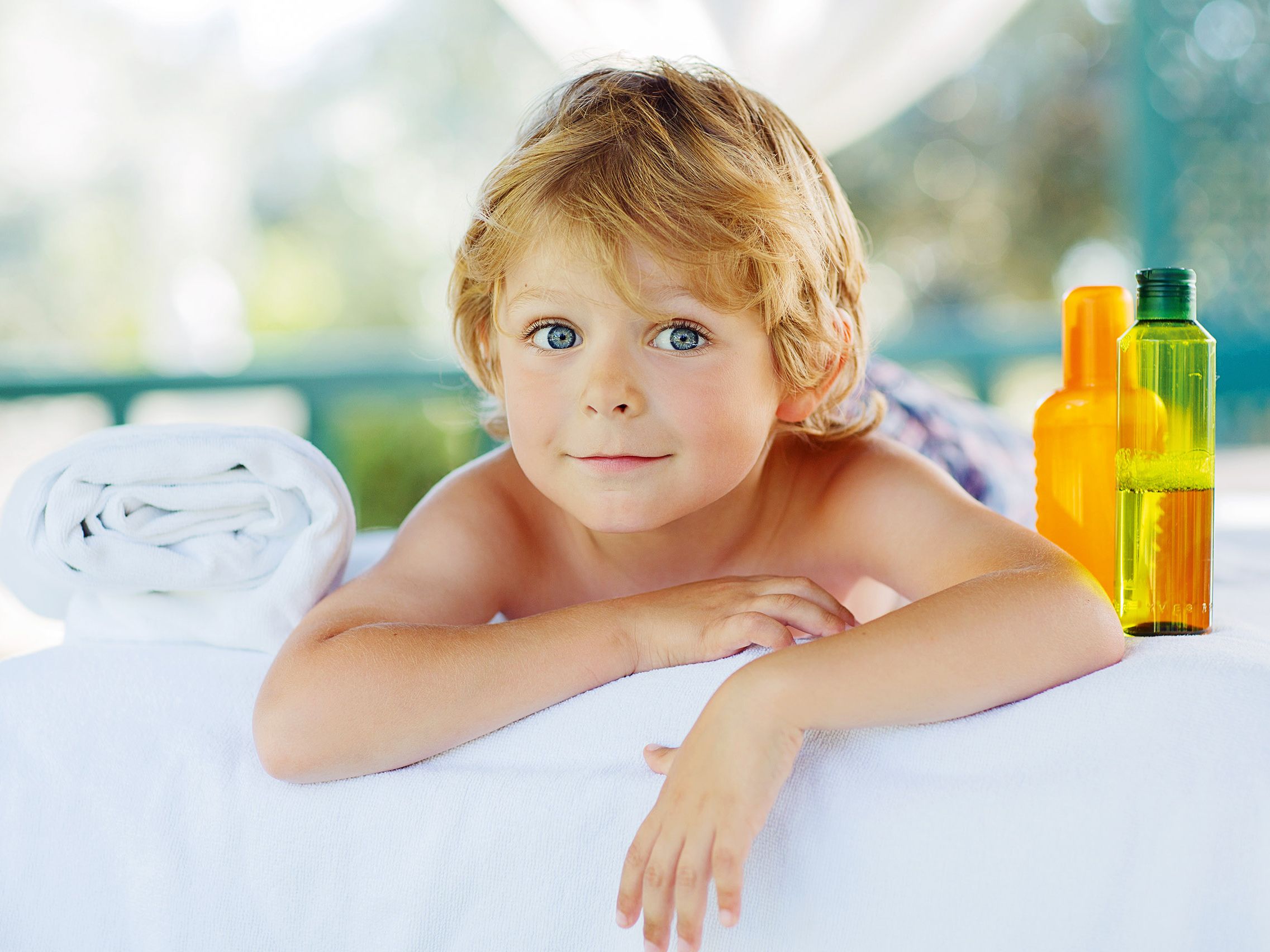 Aufnahme eines kleinen Jungen der in die Kamera lächelt