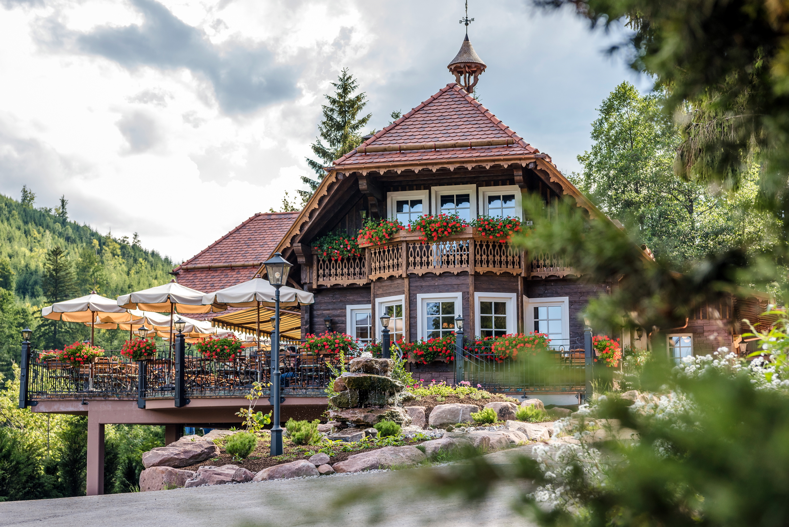 Außenaufnahme des Forellenhof Buhlbach im Sommer