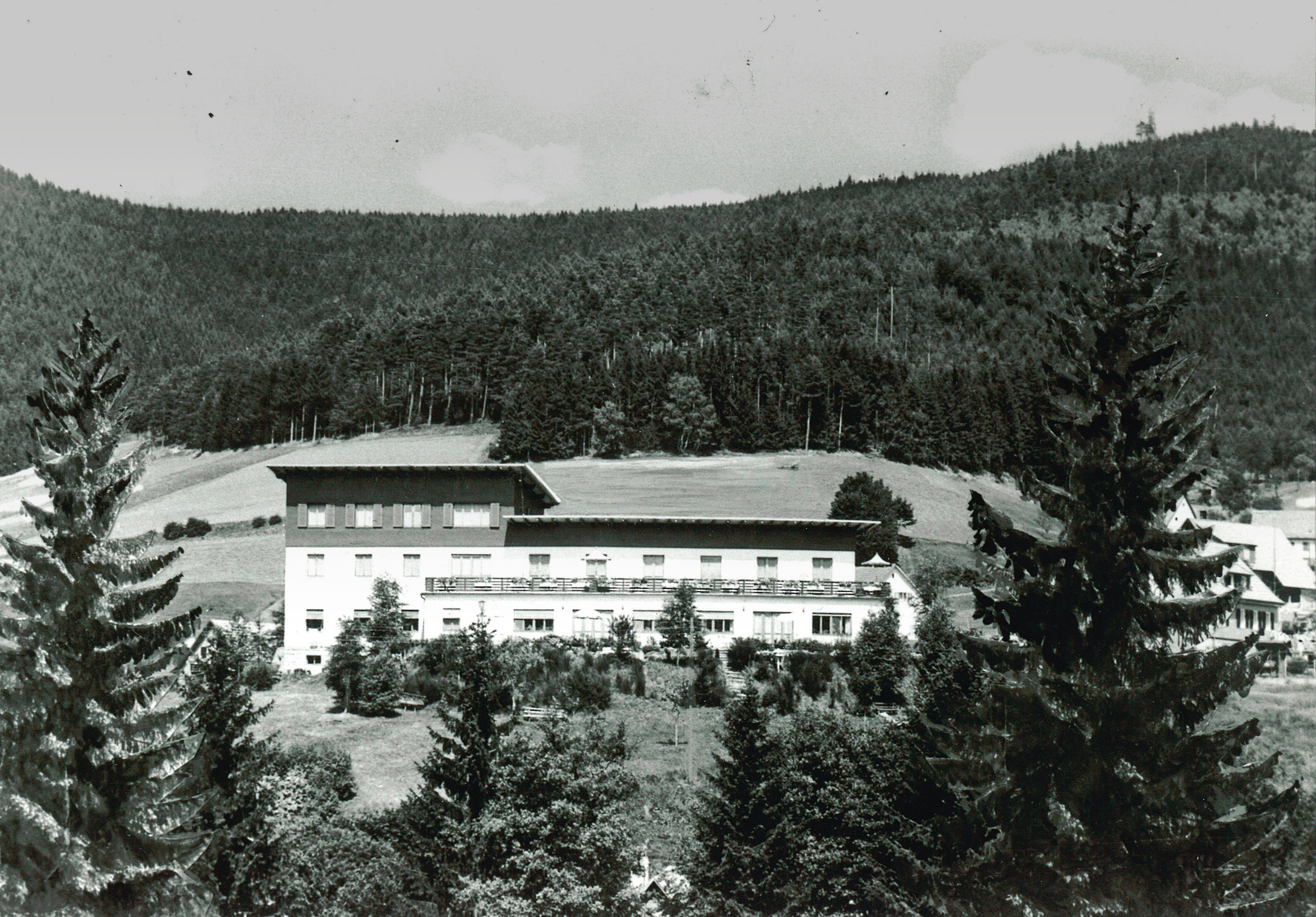 Schwarz/weiß Aufnahme des Hotel Baiersbronn wie es früher aussah