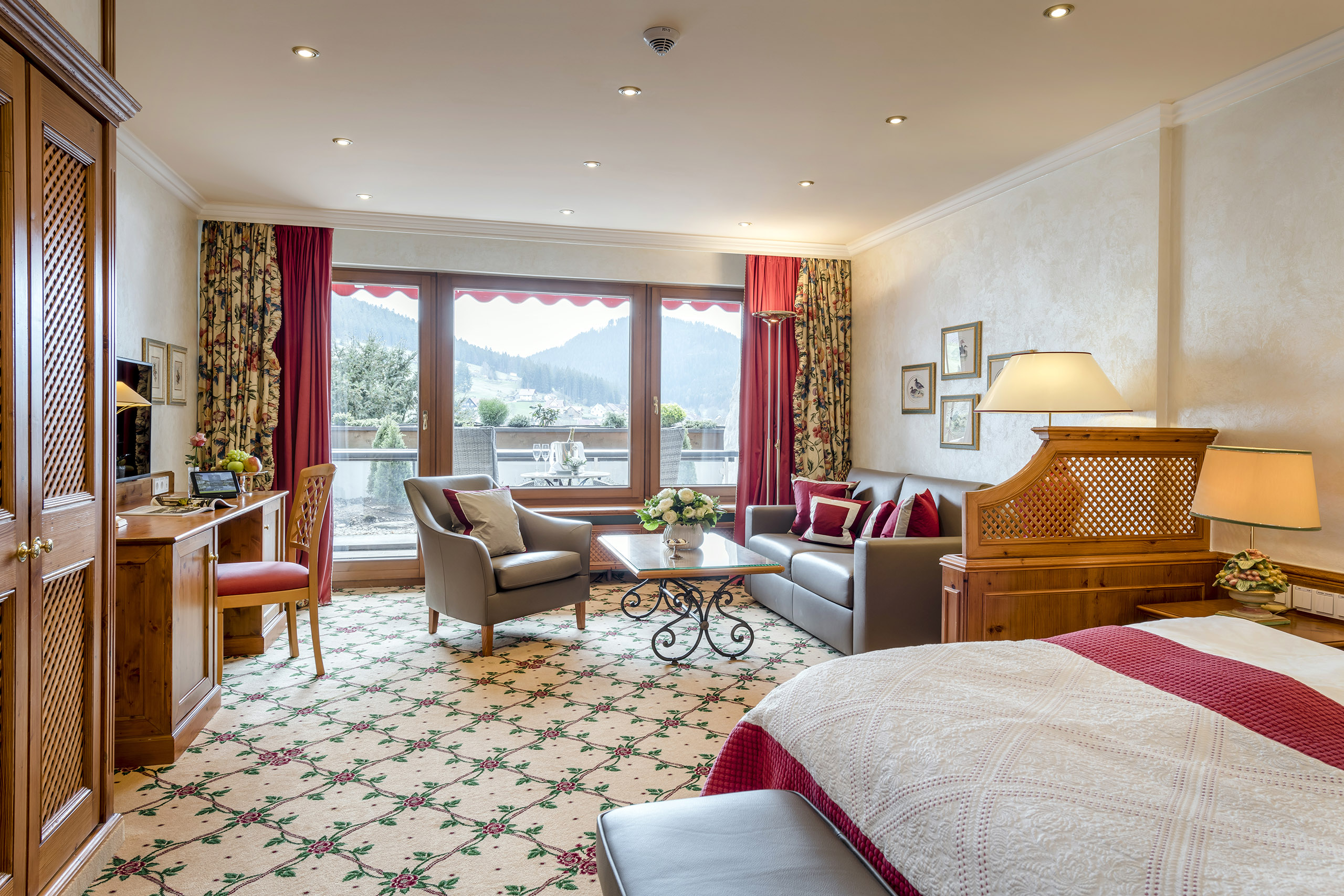 Einblick in den Wohn- und Schlafbereich des Doppelzimmer Appartements "Ellbachtal" im Haupthaus