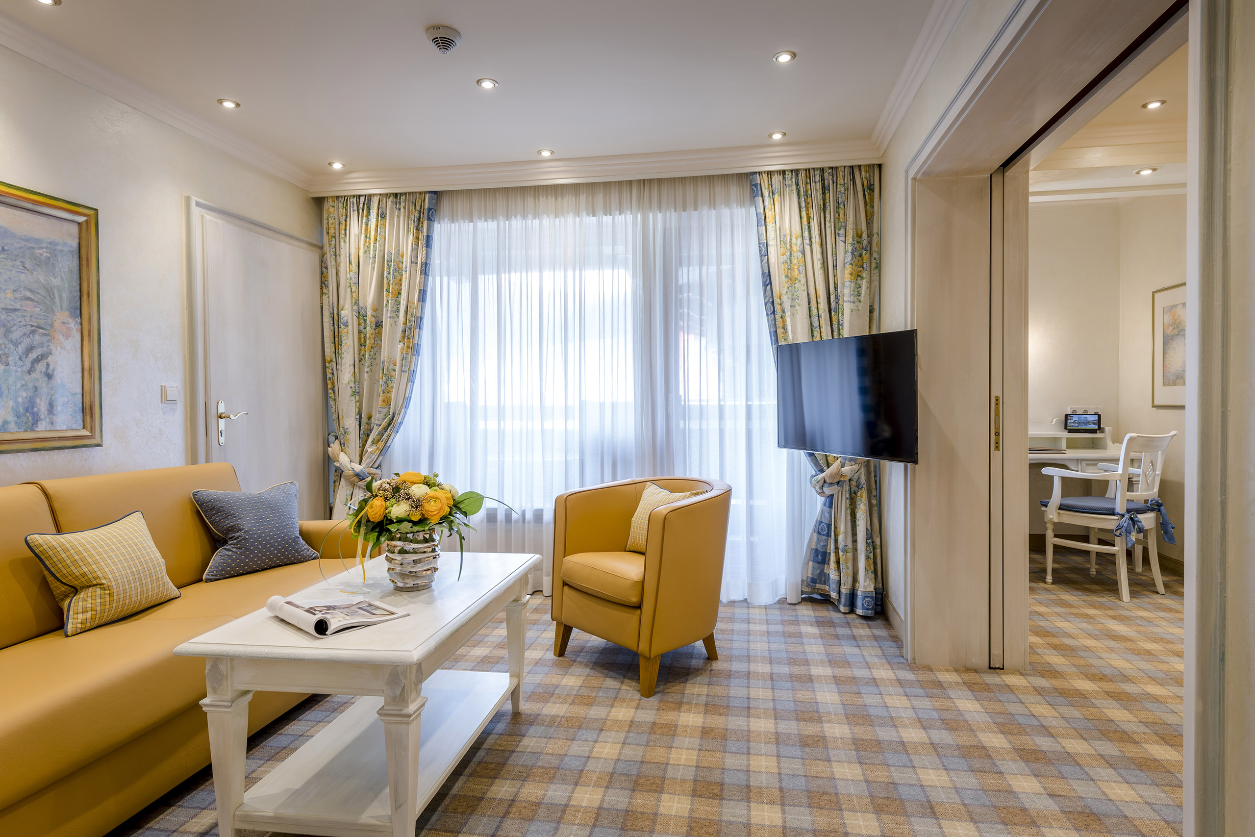 Einblick in den Wohnbereich des Doppelzimmer Appartements "Eulengrund und Weißenbachtal" im Haupthaus