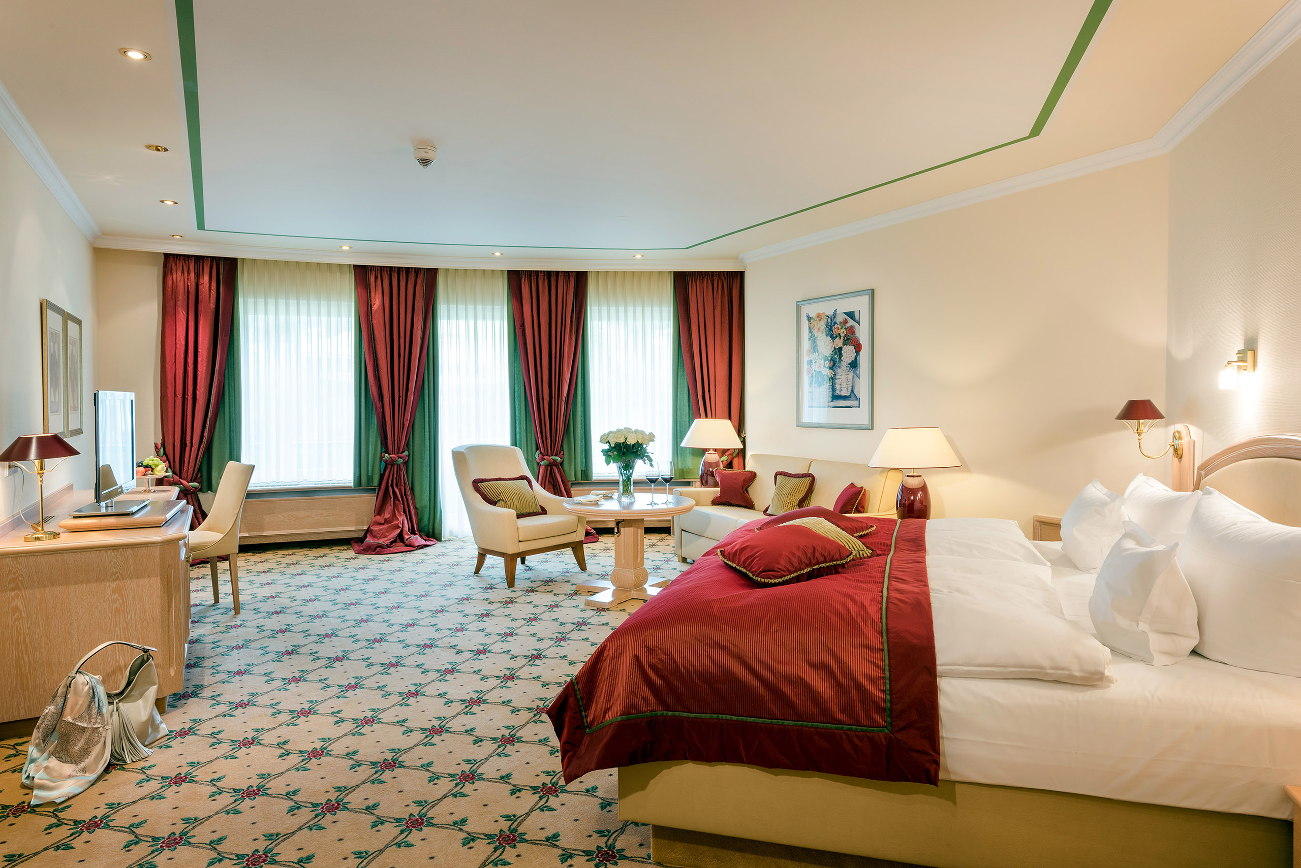 Einblick in den Schlaf- und Wohnbereich des Doppelzimmer Appartement "Gartenflügel" im Haupthaus