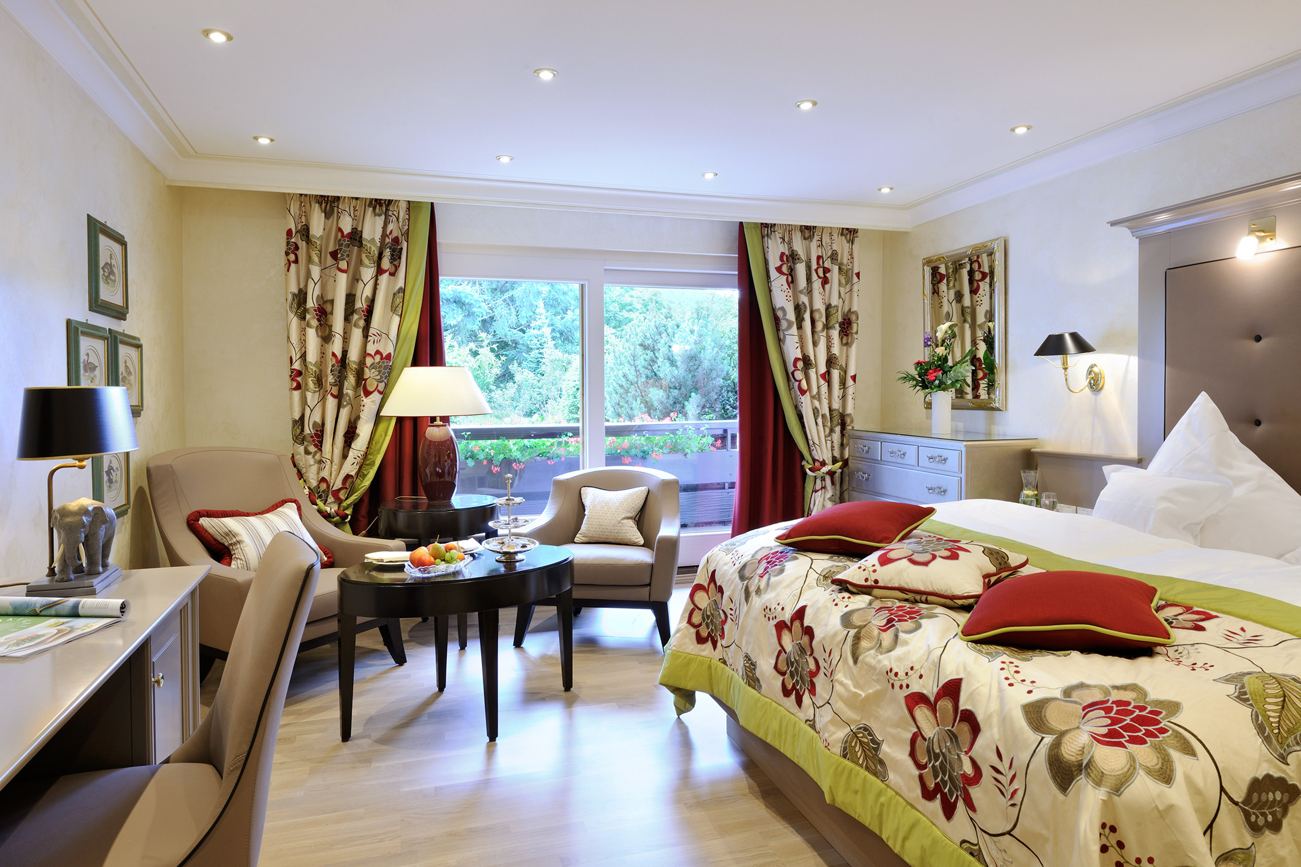 Einblick in den Wohn- und Schlafbereich des Doppelzimmers "Weißenbachtal, Orspach und Eulengrund" im Haupthaus