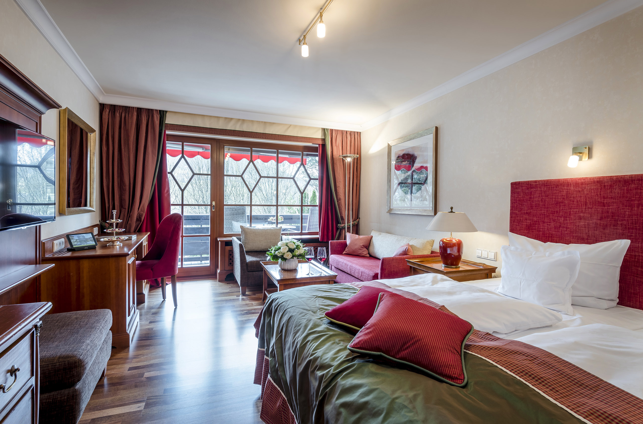 Einblick in den Schlaf- und Wohnbereich des großen Doppelzimmers "Bergmosis" im Haupthaus