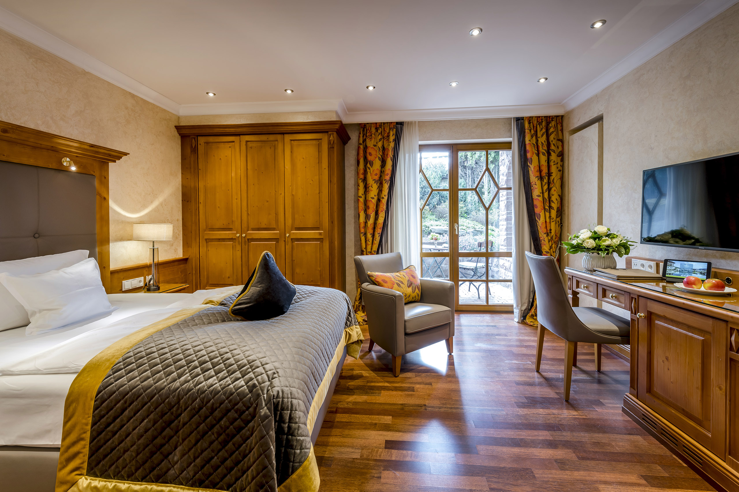 Einblick in den Schlafbereich eines Einzelzimmers im Landhaus des Hotels