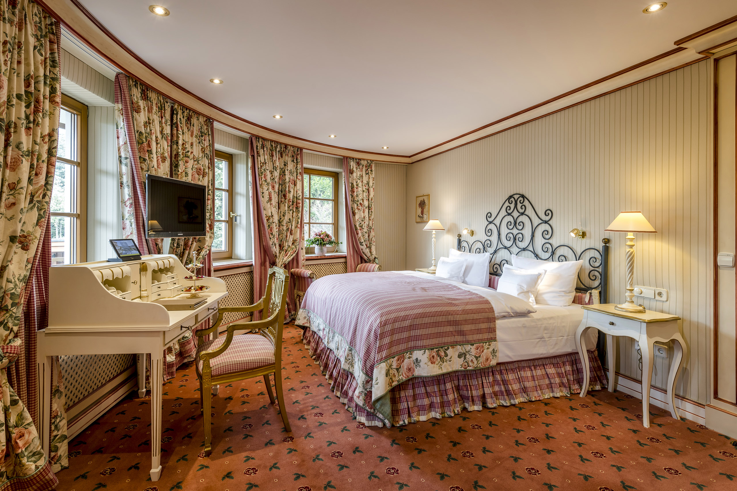 Schlafzimmer im klassischen Landhausstil im Hotel Bareiss im Schwarzwald