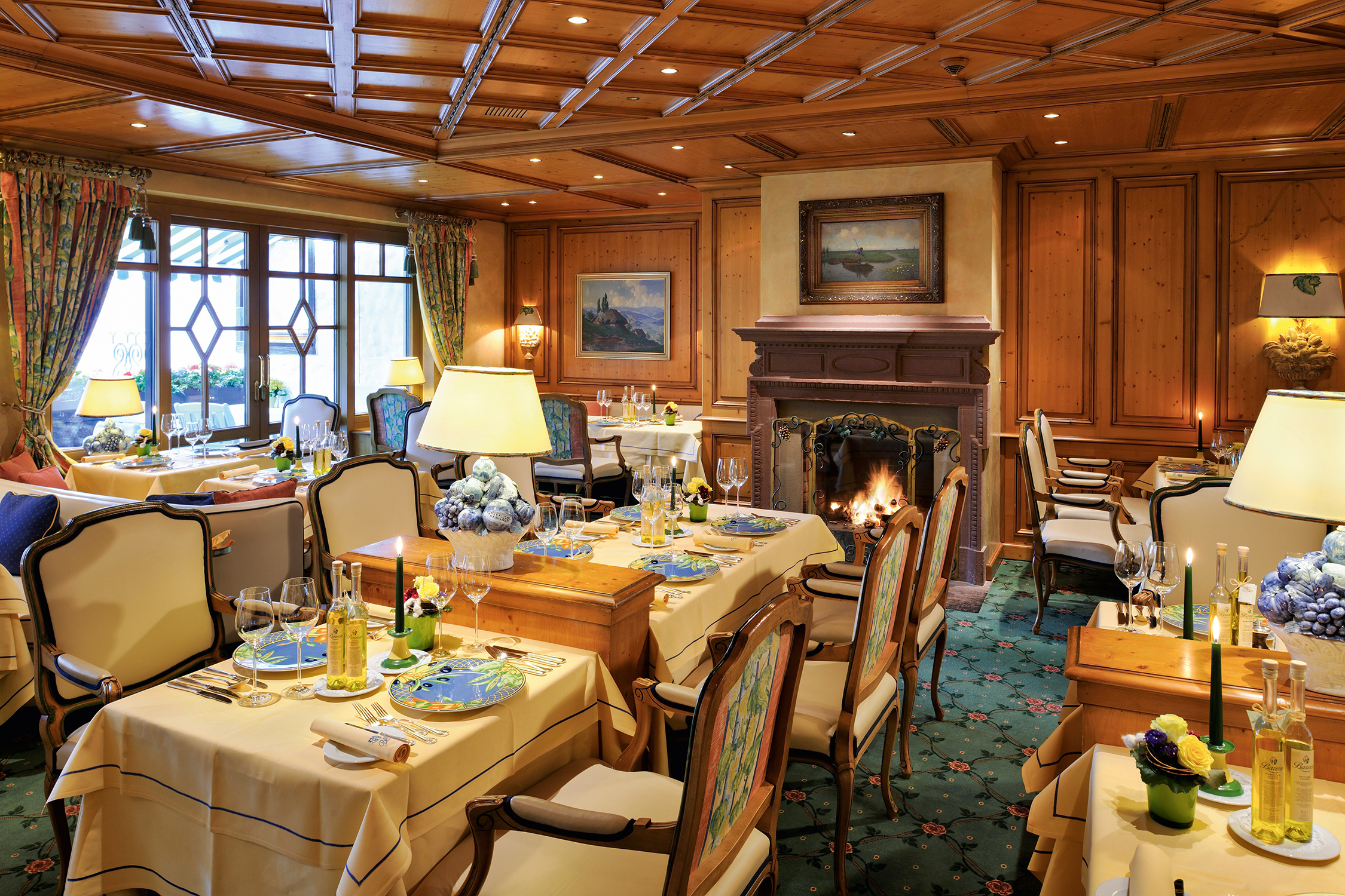 Einblick in den Restaurantbereich der Kaminstube im Luxushotel Schwarzwald