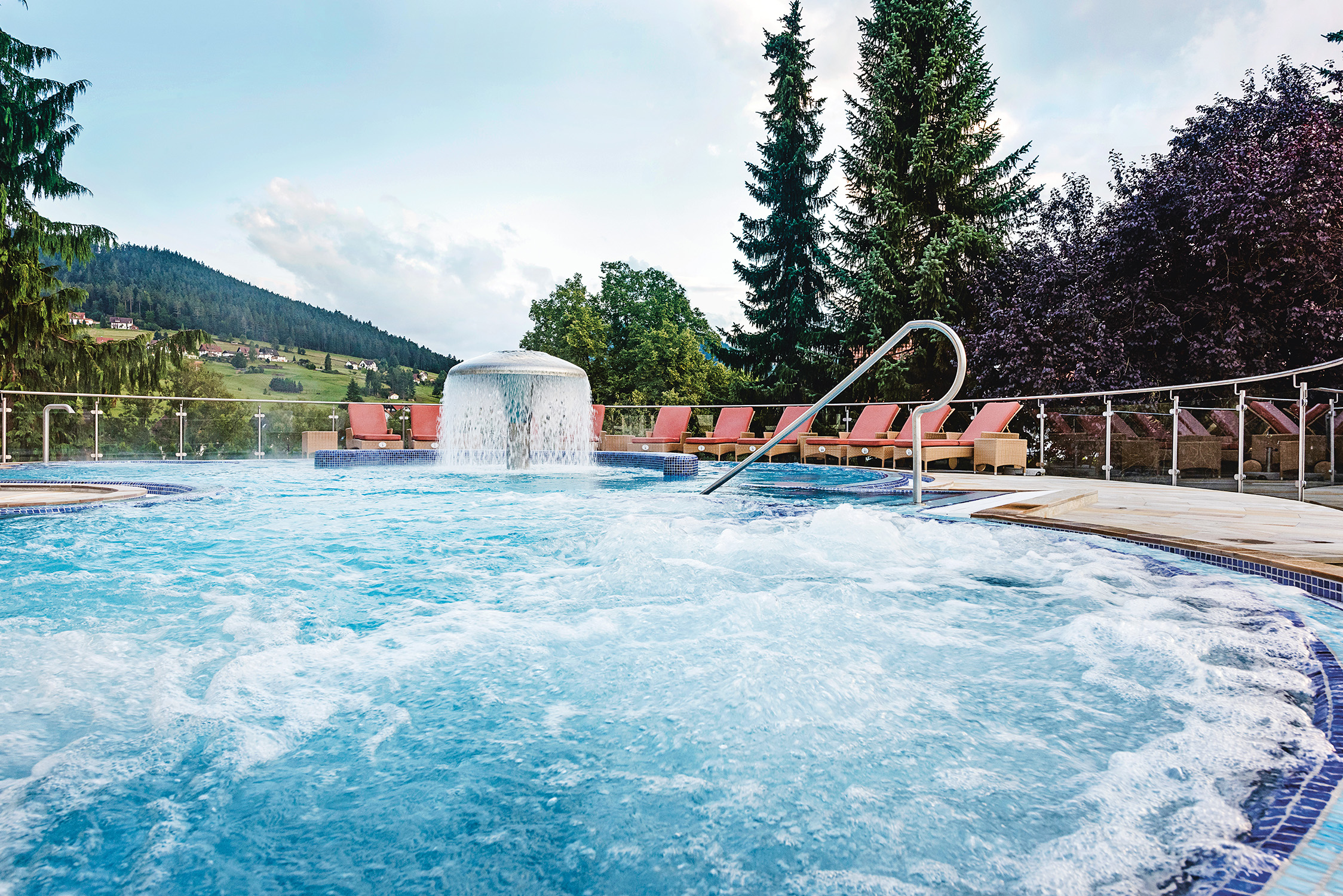 Aufnahme des Meerwasser-Außenbeckens im Luxushotel Schwarzwald