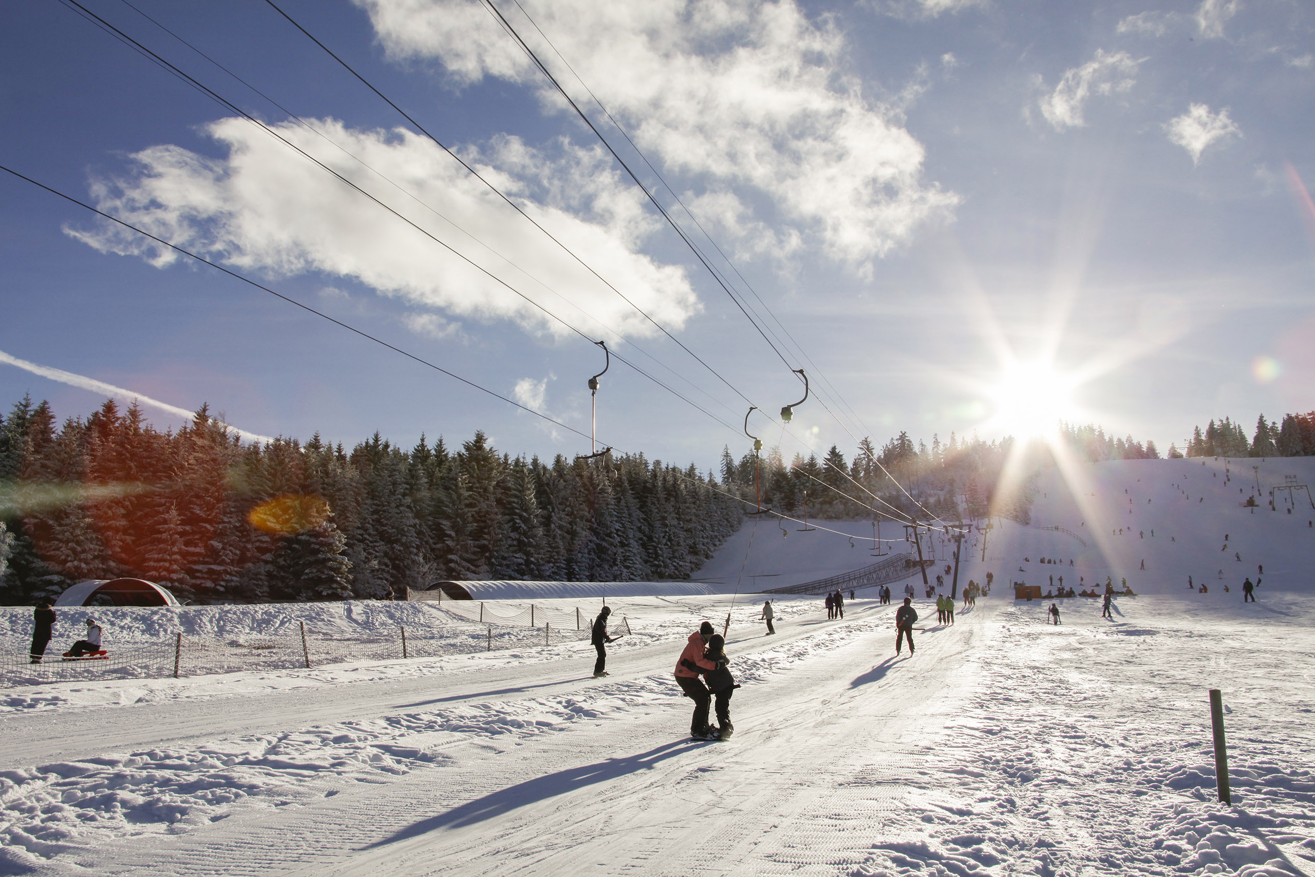 Aufnahme einer schneebedeckten Skipiste für einen Winterurlaub im Schwarzwald