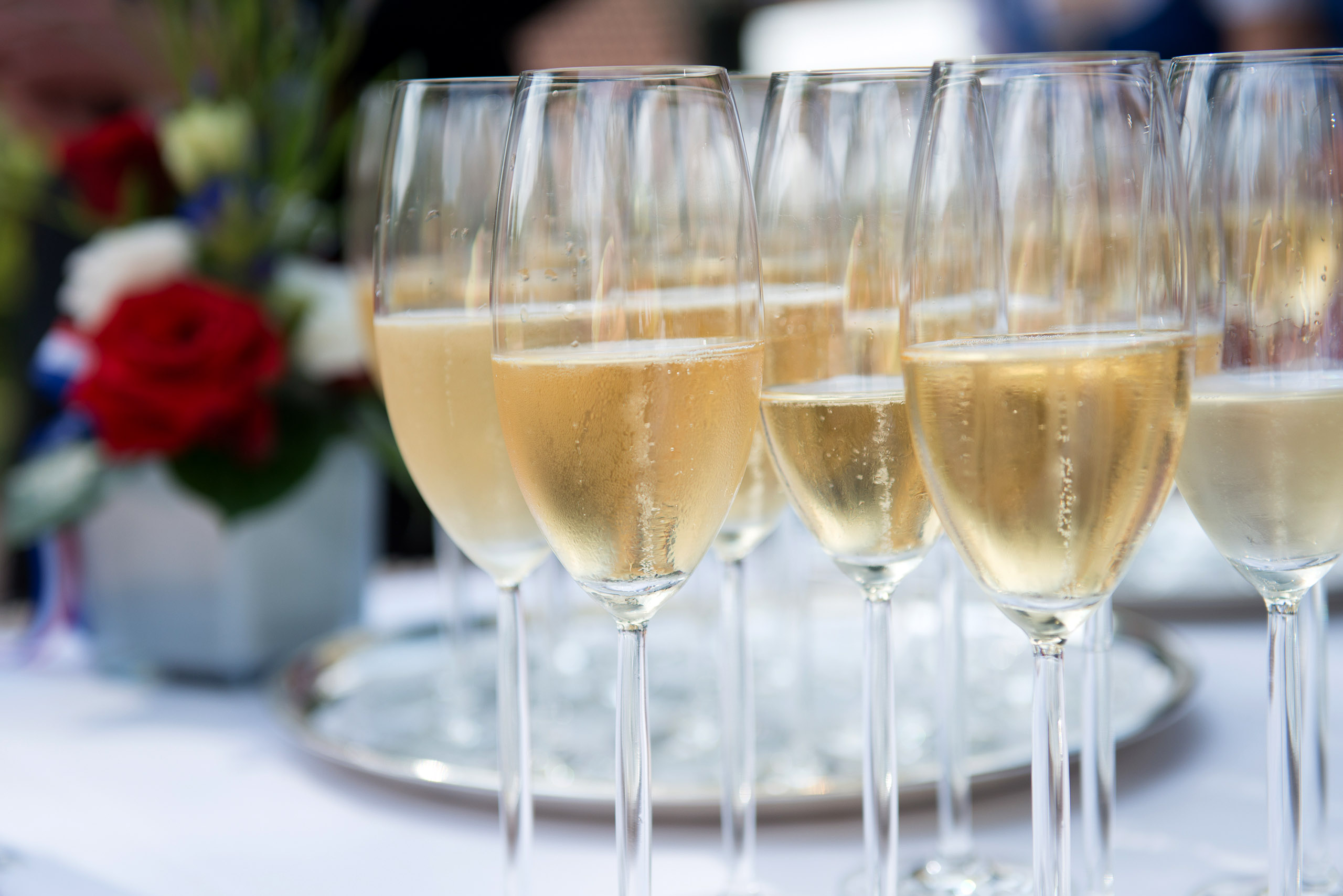 Viele gefüllte Champagnergläser auf einem Tisch