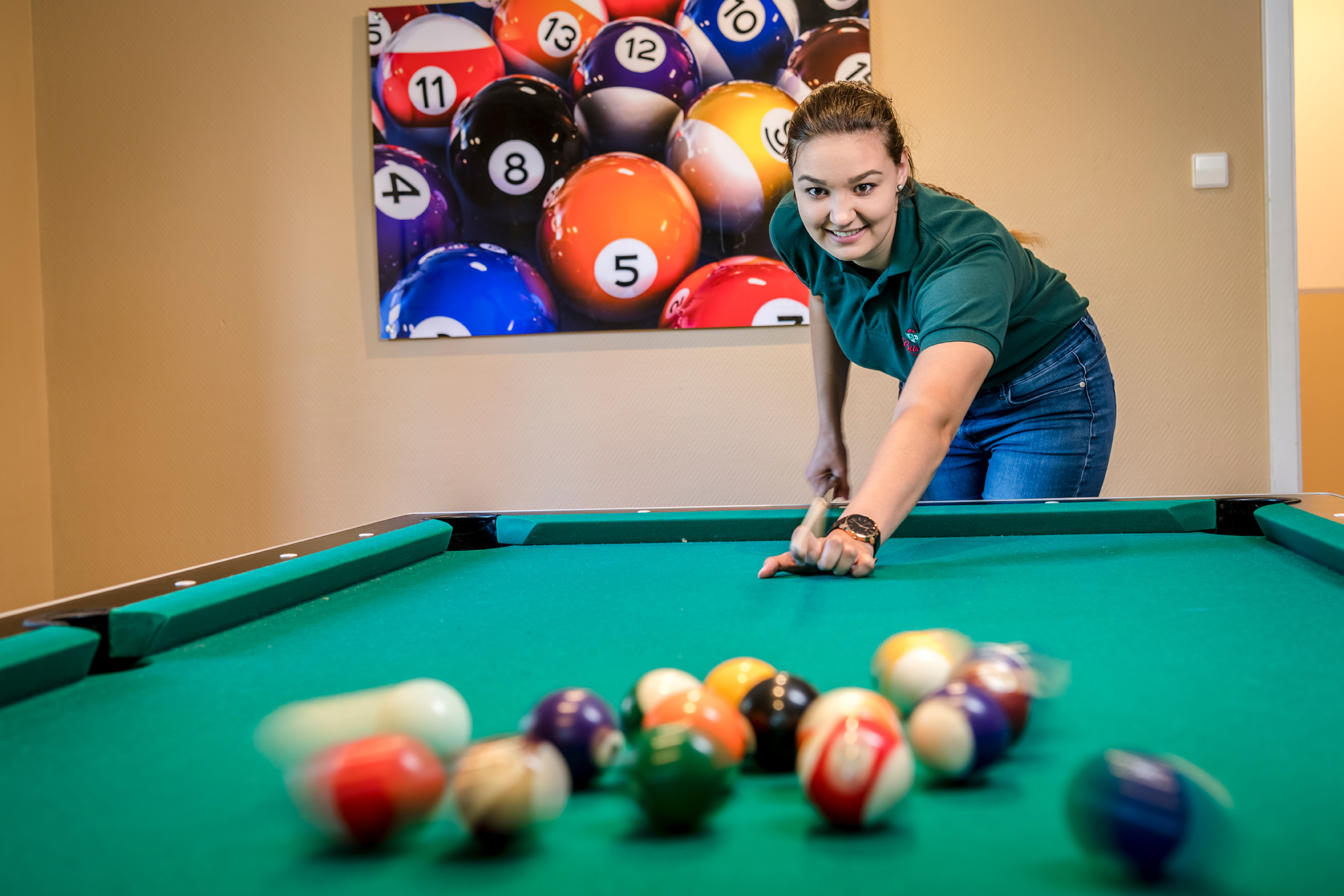 Nahfaufnahme einer Frau beim Billiard spielen