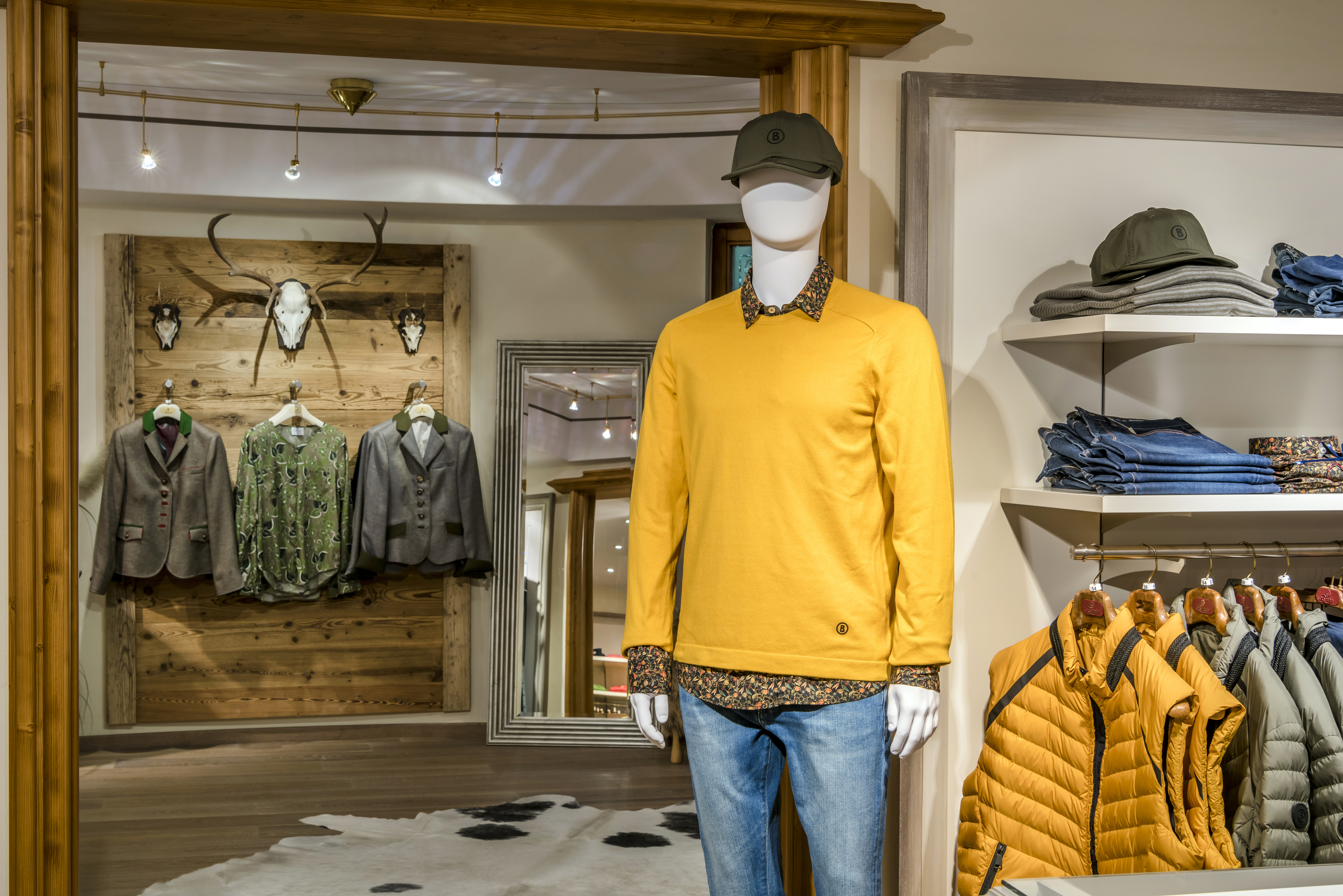 Schaufensterpuppe im Laden der Modeboutique